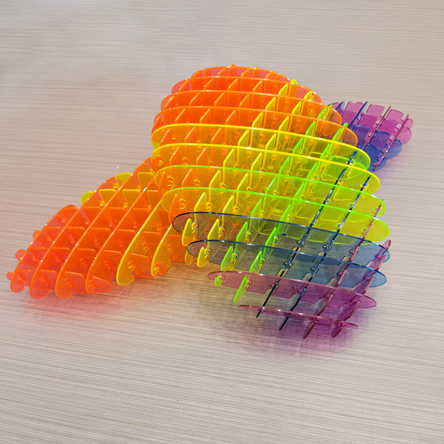 A Set of Elastic Nets Available in Various Innovative Color Combinations, Featuring Large Elastic Feet That Can Change Shape.